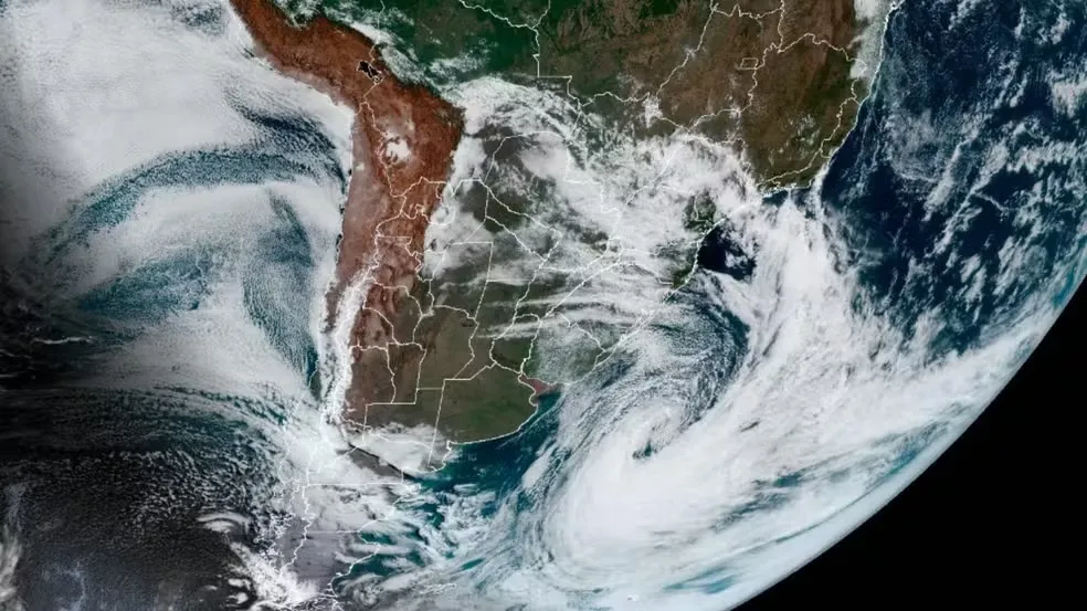 Imagem de satélite às 11 desta sexta-feira (7) — Foto: Reprodução/GOES-NOAA