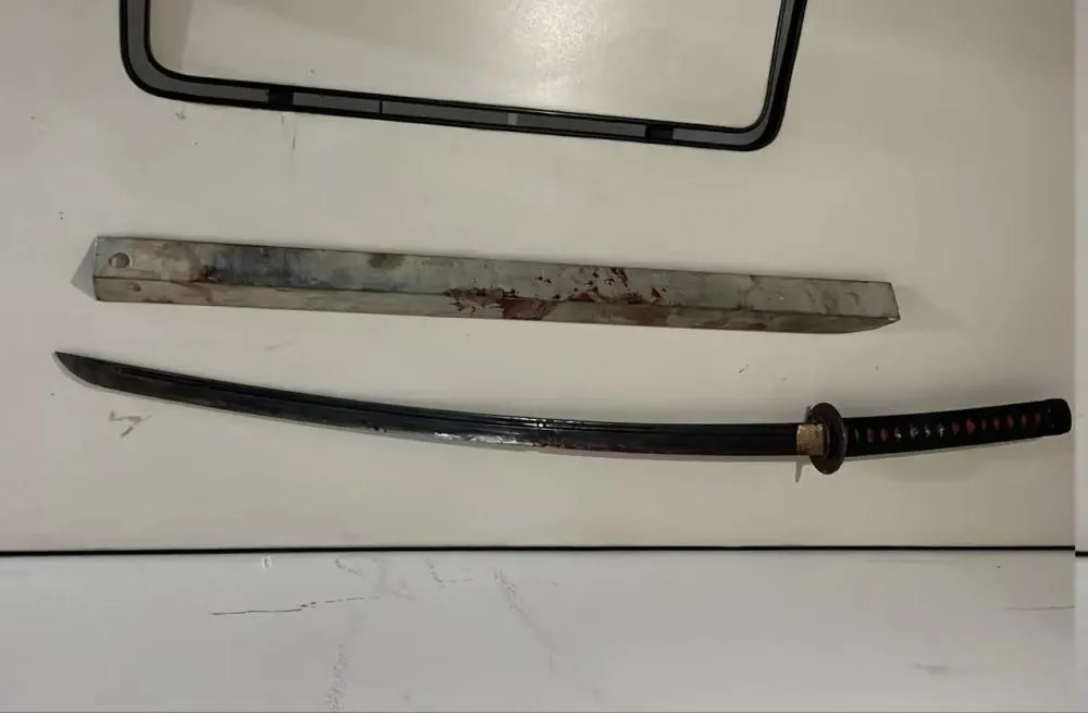 Homem invadiu a casa armado com uma barra de ferro, enquanto o outro se defendeu com a espada. Foto: GCM