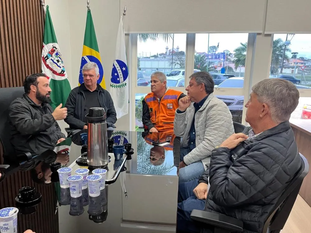 Durante a reunião, os gestores municipais avaliaram os efeitos do fenômeno e reforçaram a necessidade de integração entre as prefeituras. Foto Divulgação AMCG