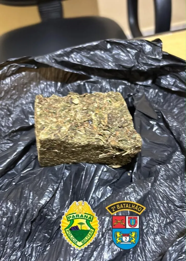 Um homem desconhecido se aproximou do estabelecimento e arremessou um pacote para dentro do imóvel. Foto: PMPR