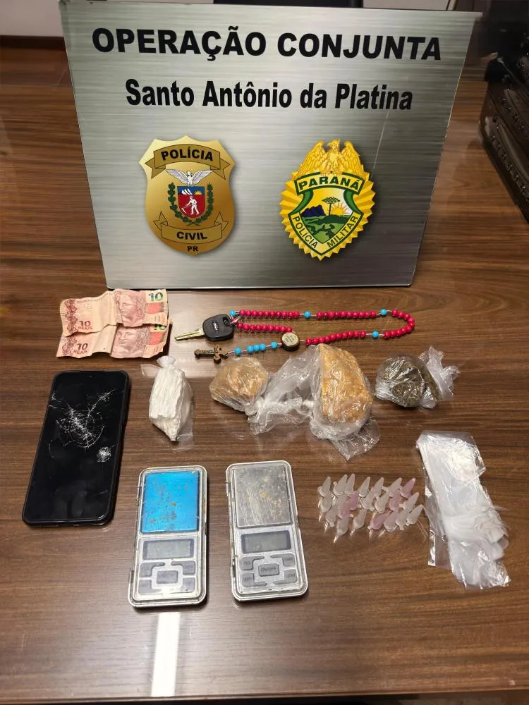 Diante do material localizado, um homem e uma mulher receberam voz de prisão por suspeita de envolvimento com o tráfico de drogas. Foto: PMPR