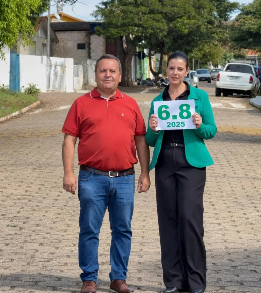 Prefeito Claudeci de Oliveira ao lado da secretária de educação, Karla Fernanda Leal da Silva. Foto: Divulgação