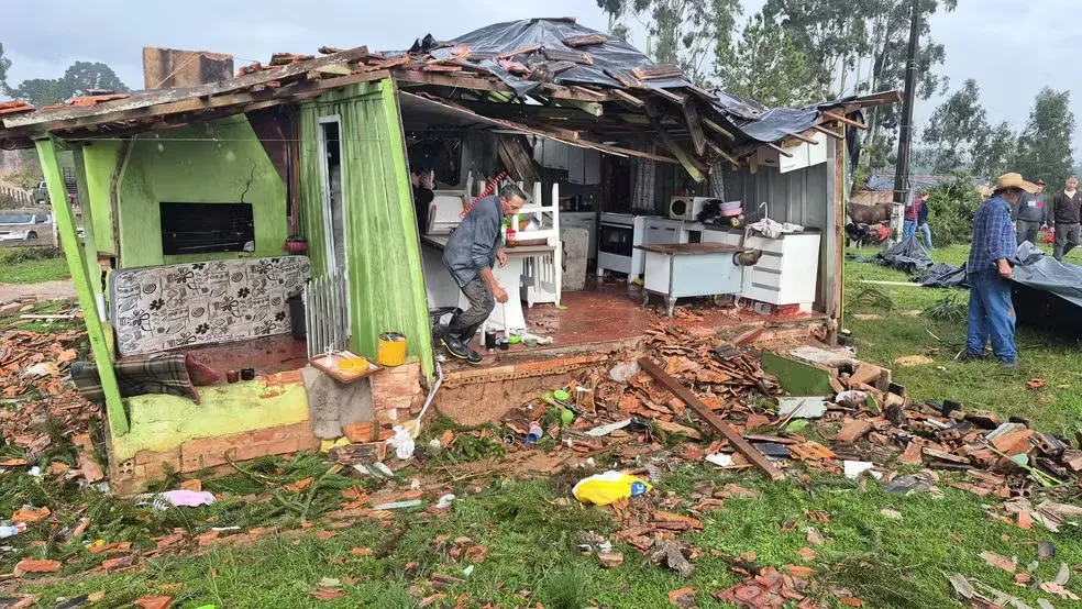 A Defesa Civil deve avançar agora no levantamento detalhado dos prejuízos provocados pelo tornado. Foto: RPC