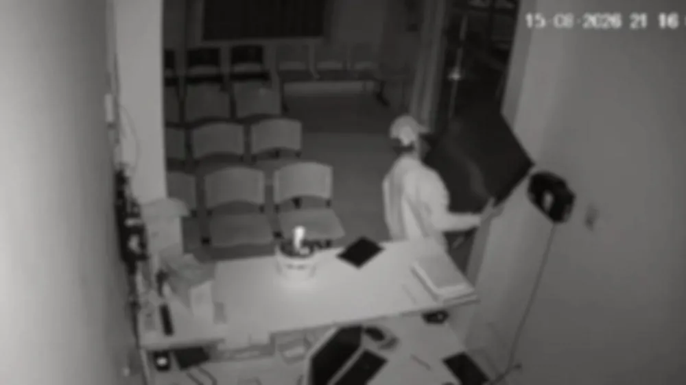  Em uma das cenas, o homem aparece mexendo em uma televisão que estava instalada na parede. Foto: Divulgação