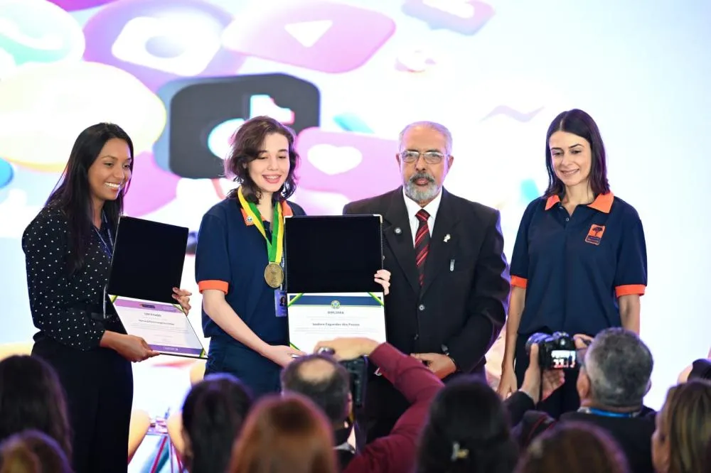 Isadora Fagundes dos Passos foi homenageada e recebeu sua medalha no Senado Federal, em Brasília. Foto: Arquivo Pessoal