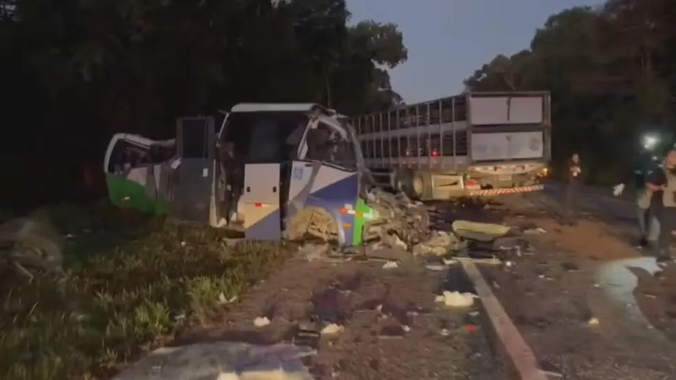 Acidente envolveu micro-ônibus e carreta — Foto: PRF