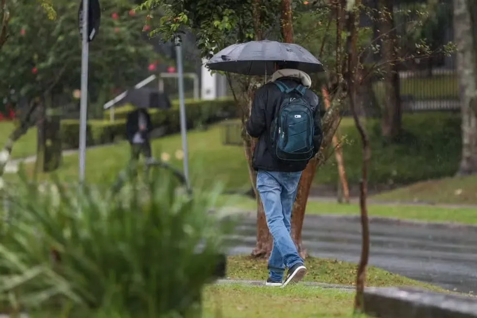Frente fria deverá trazer chuva e riscos de temporais para o Paraná neste fim de semana. — Foto: Geraldo Bubniak/AEN