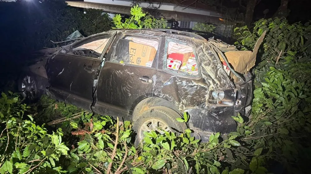 O Touareg capotou, atingiu o muro de um asilo e somente parou após entrar em uma plantação de café, na Rua Frederico Azanan, região da Vila Hermínia. Foto: PMPR