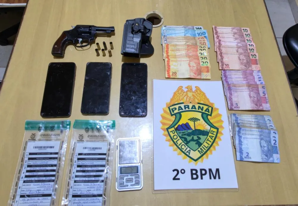 Homem posta fotos armado no próprio quarto e acaba preso por tráfico de drogas no Norte Pioneiro