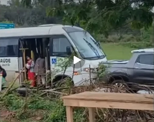Ônibus da Saúde se envolve em engavetamento com carretas no Norte Pioneiro