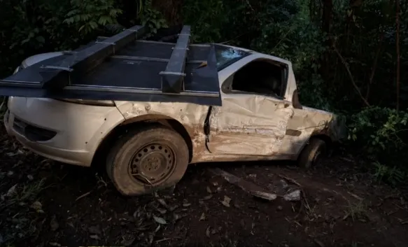 Acidente faz carros capotarem e motorista fica gravemente ferido