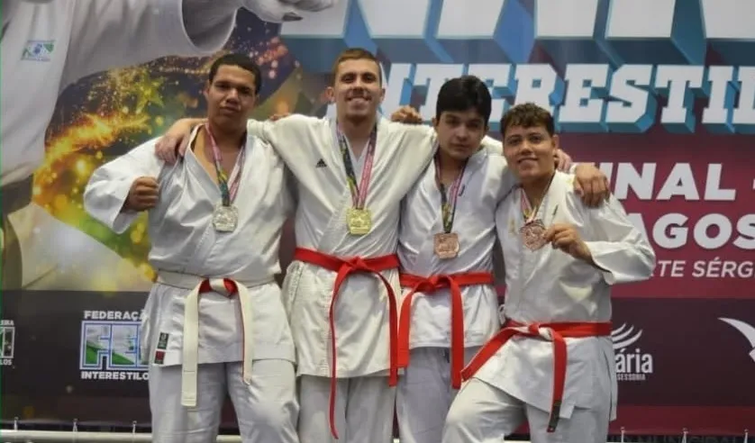 Wenceslau Braz sobe ao pódio nove vezes na etapa final do Paranaense de Karatê Interestilos