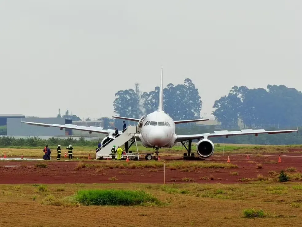 Avião sai da pista em Cascavel — Foto: RPC Cascavel