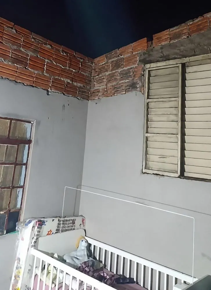 Temporal destelha quarto de mãe e bebê de nove meses em Andirá