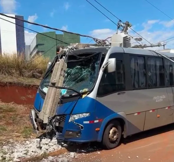 Ônibus da saúde com pacientes da região se envolve em acidente no Norte Pioneiro