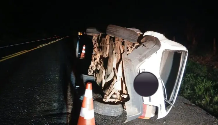 Uno com seis ocupantes tomba na PR-239 e deixa feridos em Sengés