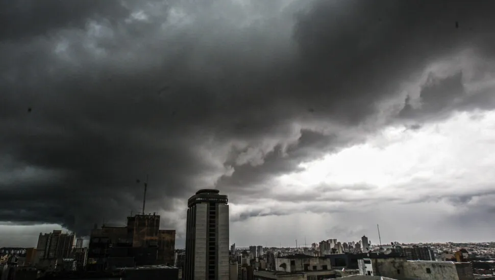 Paraná entra em alerta para tempestades com chuva intensa e ventos de 70 km/h