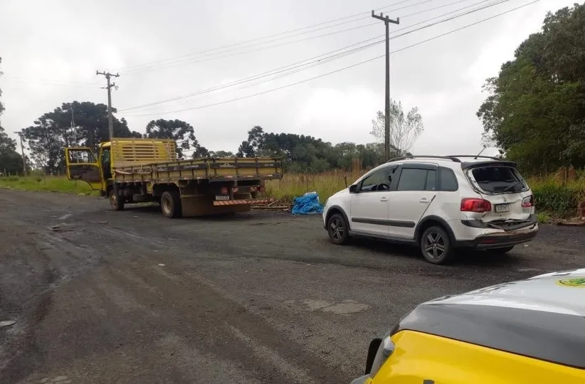 Colisão entre carro e caminhão deixa três feridos na PR092