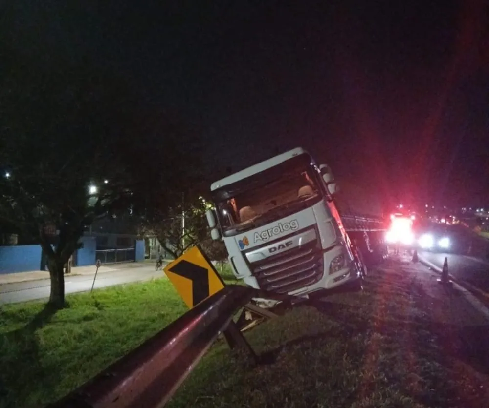 Caminhão de Wenceslau Braz sai da pista e motorista fica ferido em Arapoti