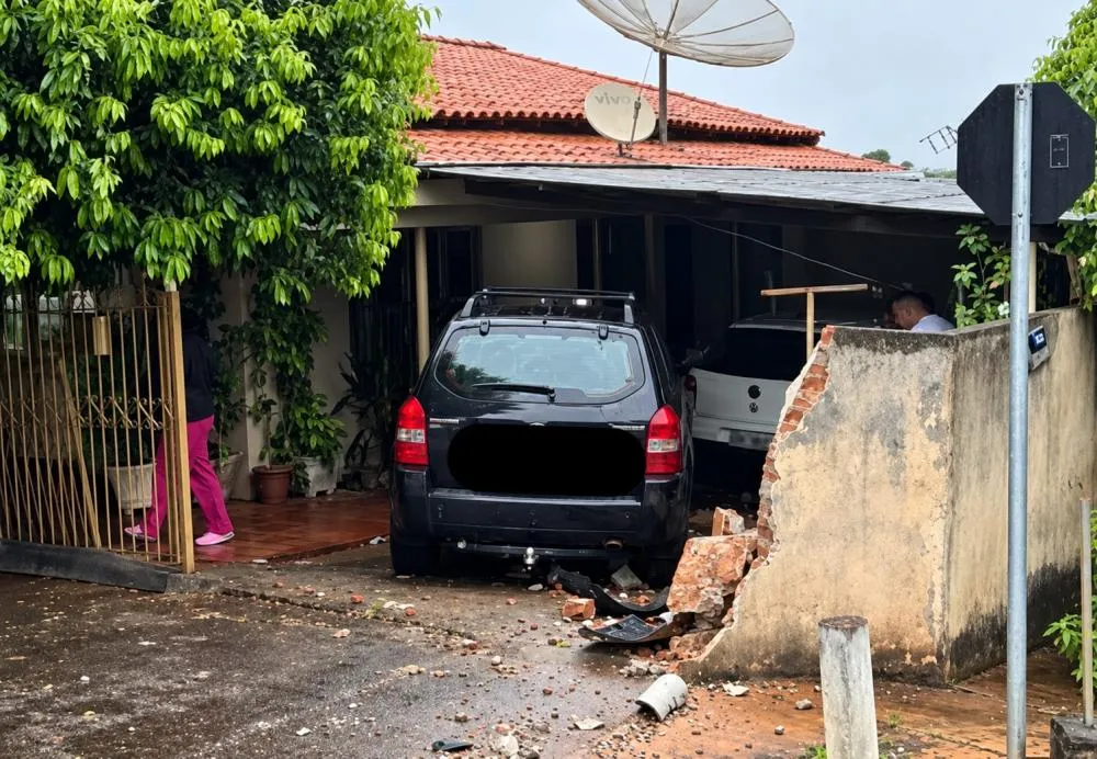 Grávida desmaia enquanto dirige e carro invade casa no Norte Pioneiro