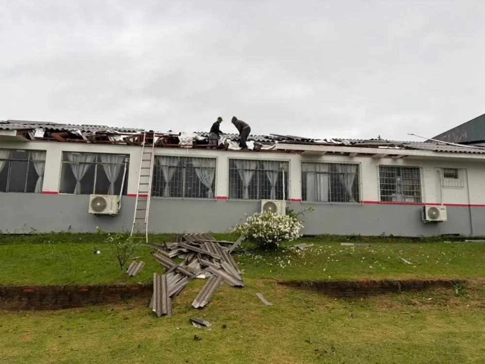 Dois tornados já atingiram o Paraná e previsão aponta risco ainda maior nas próximas horas