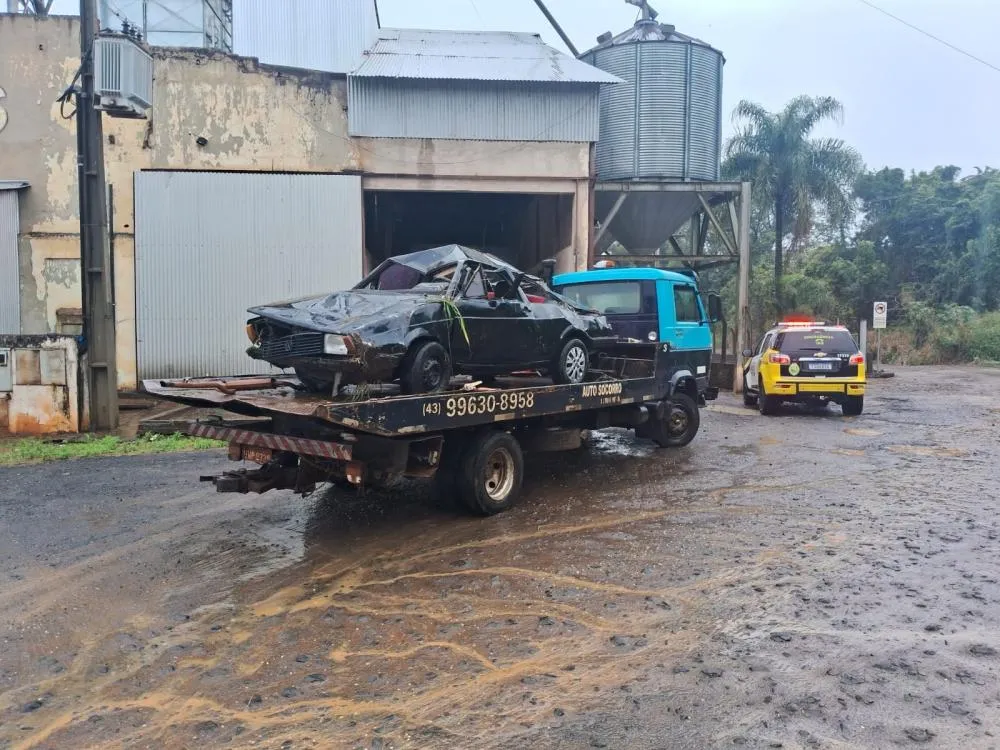 Carro sai da pista e capota em barranco na PR092 em Wenceslau Braz