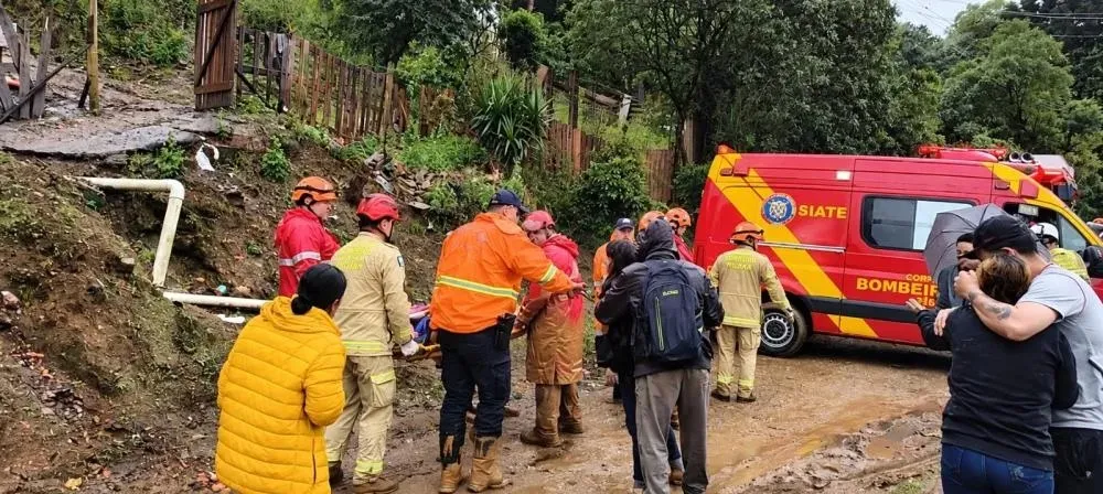 Três vítimas são da mesma família e morreram após um barranco desabar sobre uma residência em Ponta Grossa. Foto: Boca No Trombone