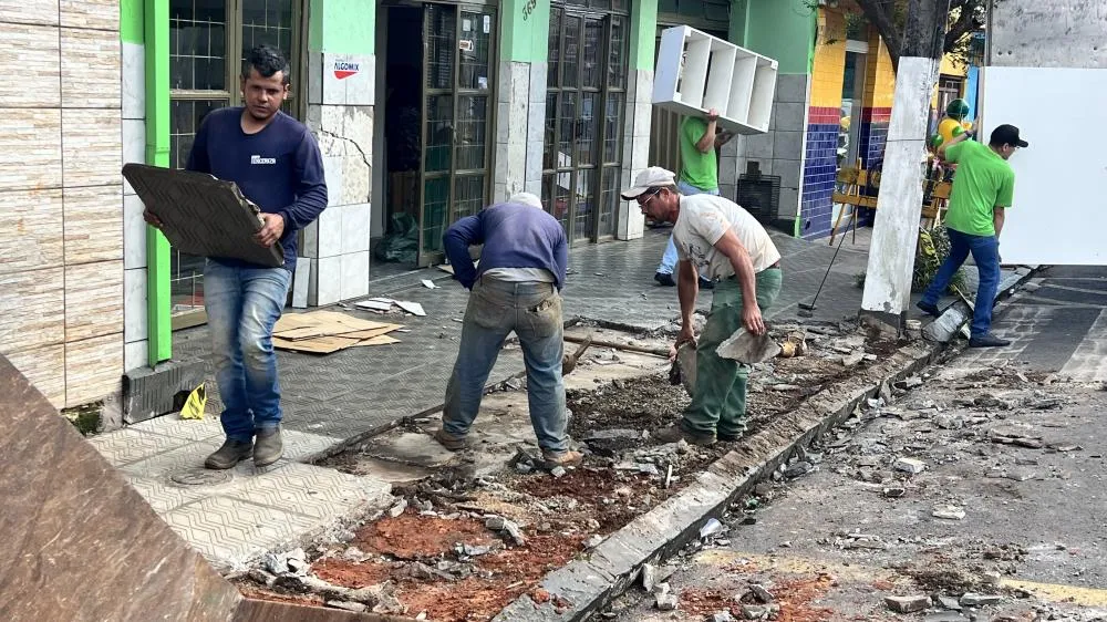 Prefeitura abre calçada para investigar origem de rachaduras em Wenceslau Braz