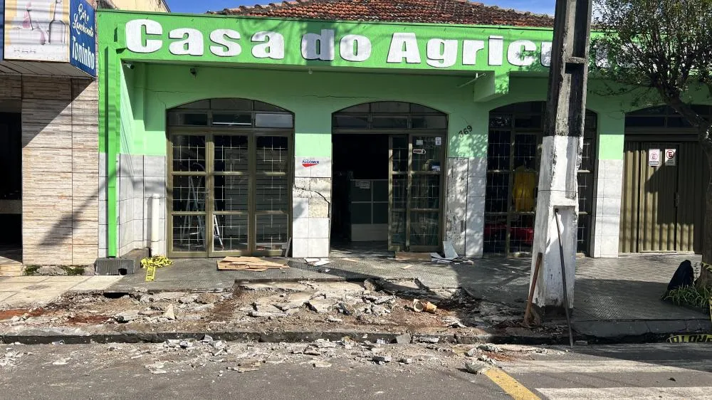 Durante os trabalhos, estrutura começou a apresentar estalos. Foto: Davi Martins/Folha Extra