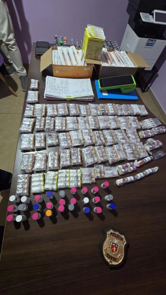 Polícia apreendeu mais de 250 frascos e ampolas durante operação. Foto: PCPR
