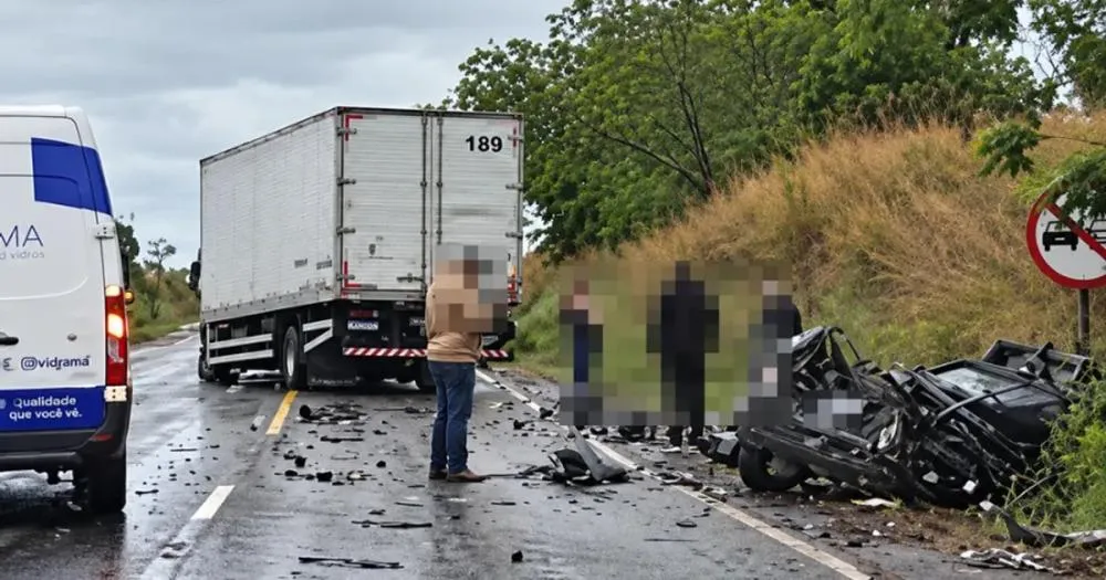 Gravíssimo acidente entre carro e caminhão mata motorista no Norte Pioneiro