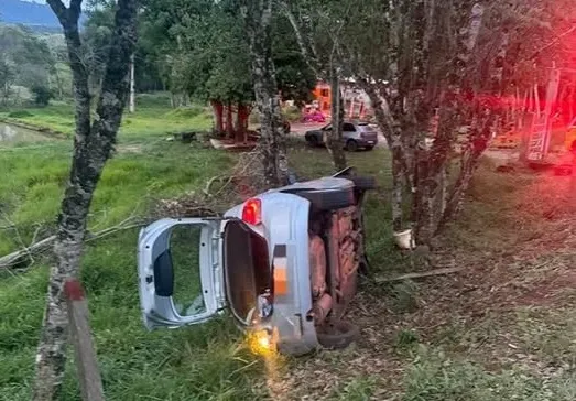 Carro capota e mulher fica ferida em rodovia do Norte Pioneiro