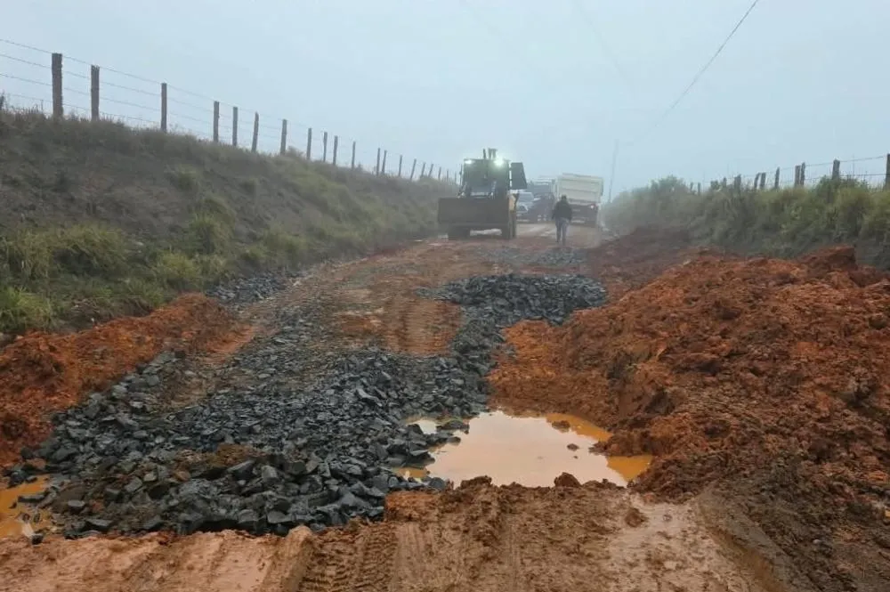 Prefeito Juca acompanha recuperação de estradas rurais após chuvas em Jaguariaíva