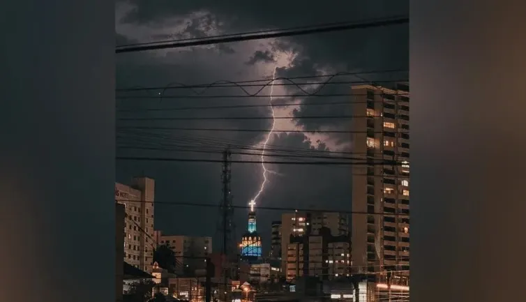 Fotografo registra momento em que raio atinge igreja nos Campos Gerais