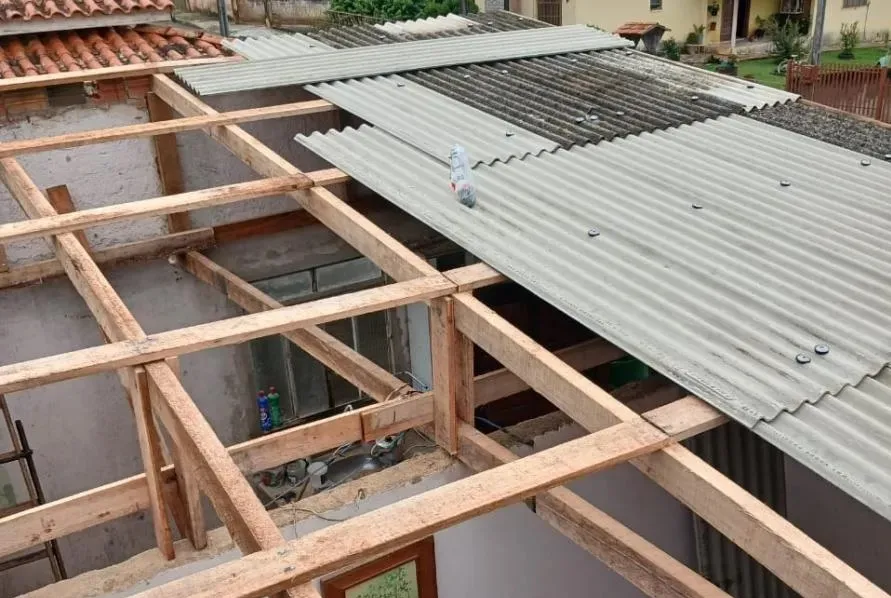Idosa tem telhado da casa destruído por temporal e moradores da região fazem campanha