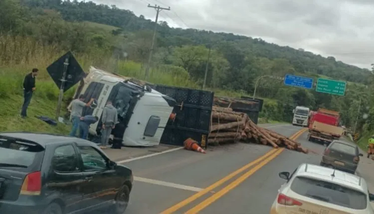 Grave acidente com carreta de Arapoti mata motorista em Sengés
