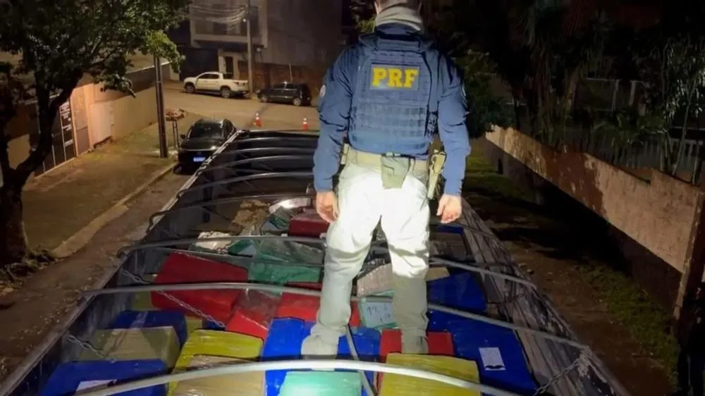 PRF encontra caminhão lotado de maconha no Paraná