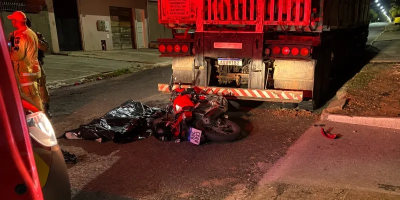 Moto atinge traseira de carreta e jovem morre em cidade da região