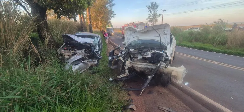 Colisão frontal entre carros deixa sete feridos na PR-092, incluindo quatro crianças