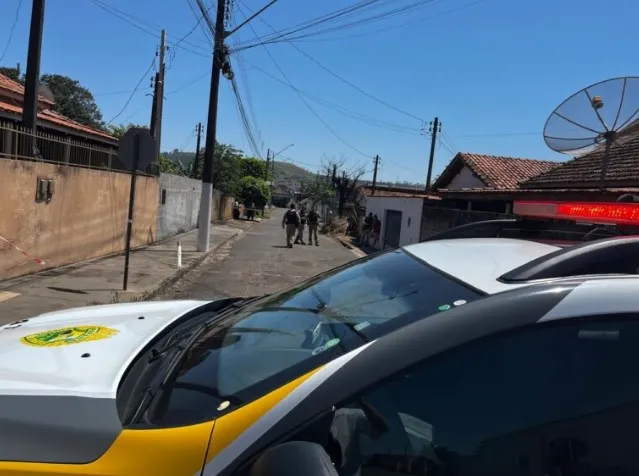 Homem é encontrado morto encostado em um muro em cidade da região