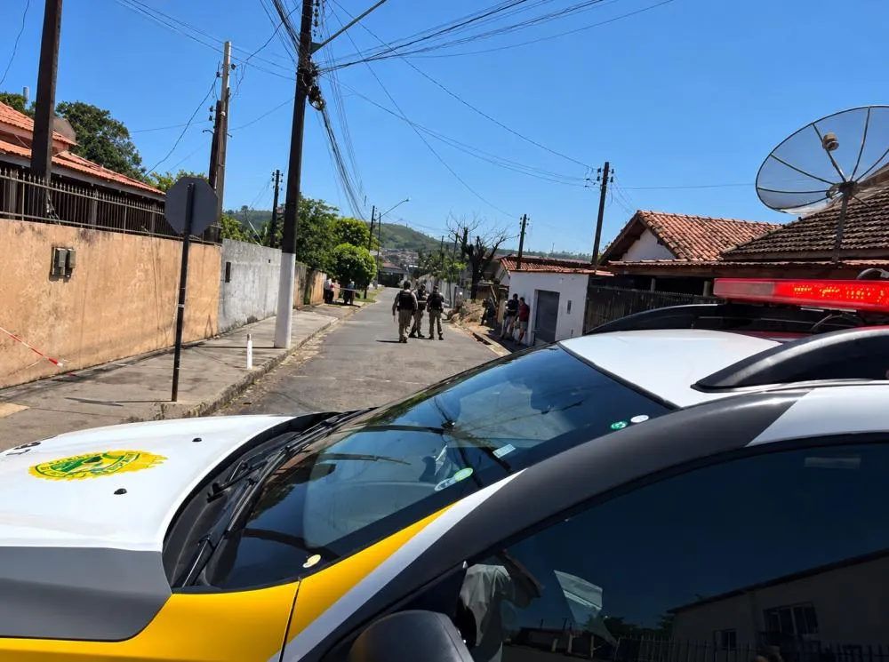 Homem encontrado morto na rua estava em casa com outros dois antes do caso
