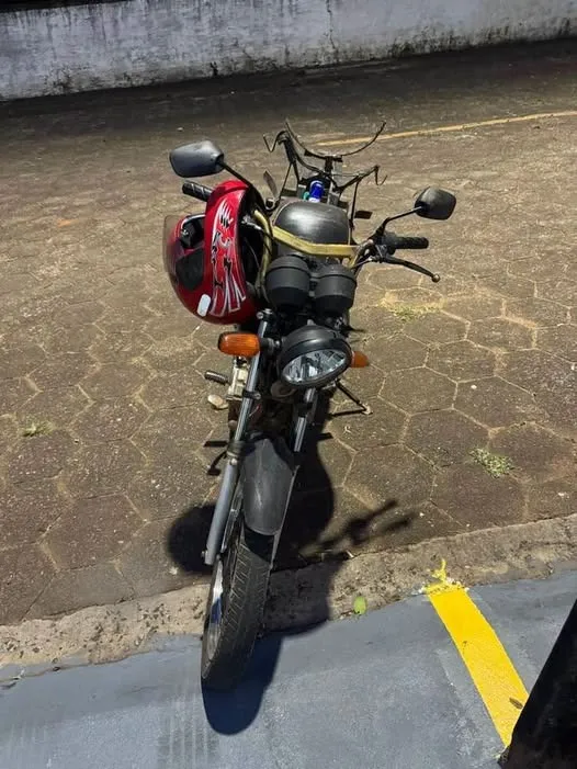 Homem caiu com a moto durante a fuga. Foto: Reprodução/Timburi Ouvintes