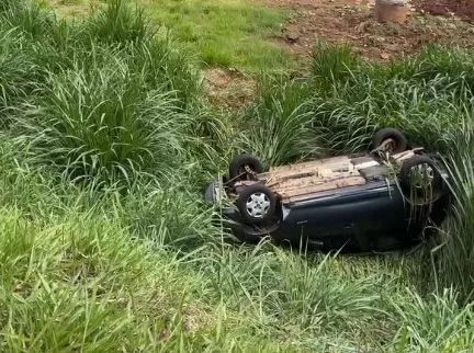 Motorista fica ferida após carro capotar em rodovia do Norte Pioneiro