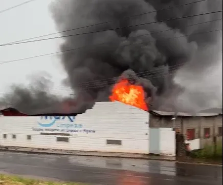 Bombeiros trabalham contra incêndio em barracão de limpeza no Norte Pioneiro