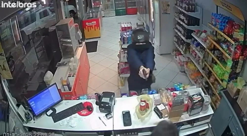 Atirador de assalto a posto é foragido por homicídio em Santo Antônio da Platina