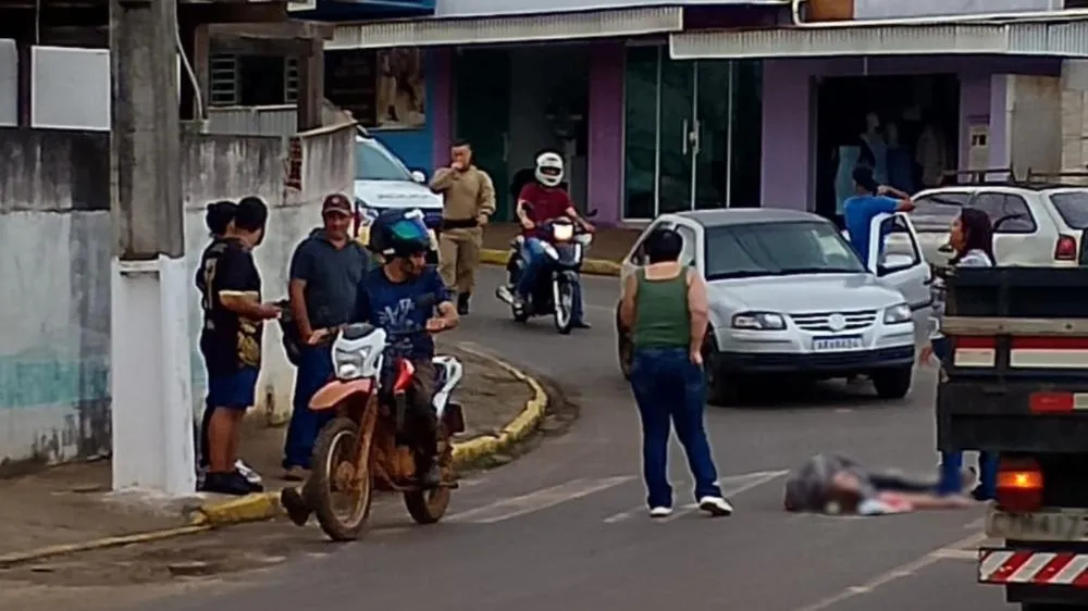 Mulher morre atropelada por van no Centro de Santana do Itararé