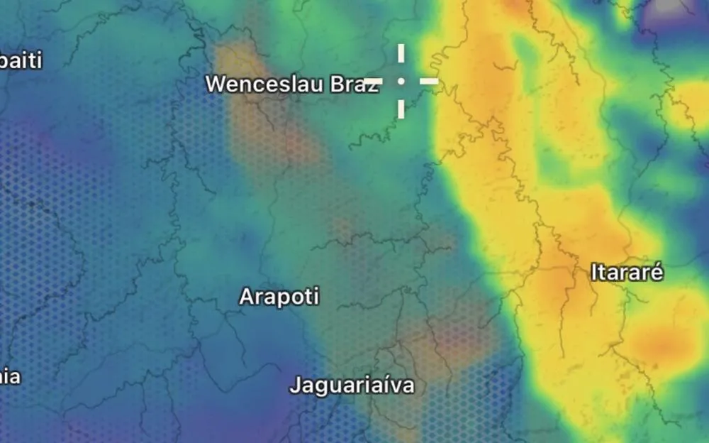 Urnas abrem com temporal e ventos de até 70 km/h no Norte Pioneiro e nos Campos Gerais