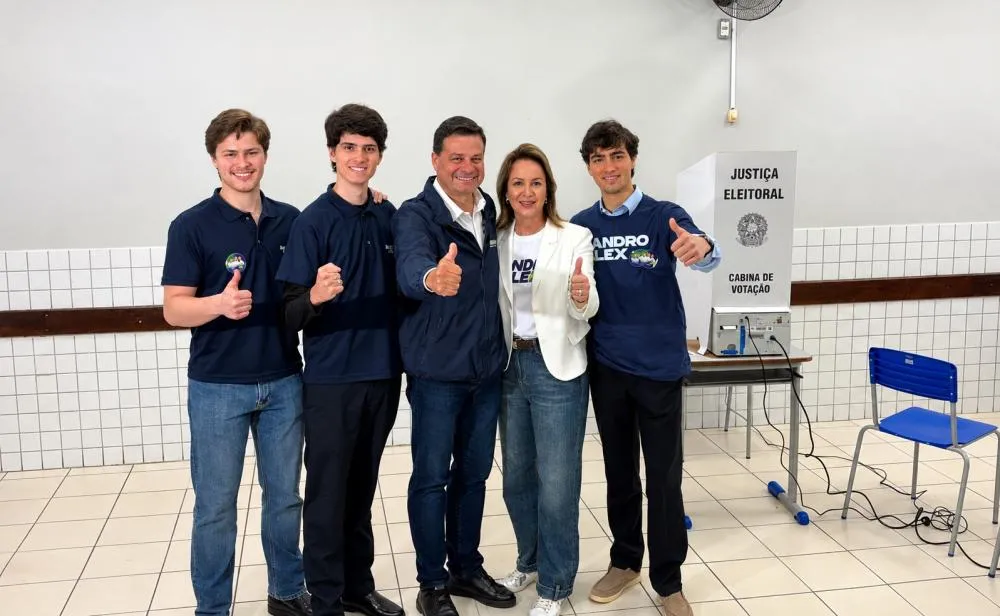 Candidato do PSD apoiado por Ratinho Junior votou acompanhado da esposa e dos três filhos. Foto Banda B