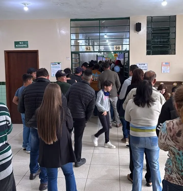 Jaguariaíva registrou aglomeração de eleitores após estiagem da chuva. Foto: Divulgação