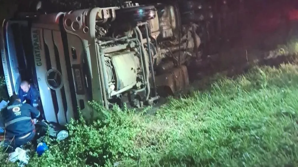 Caminhão de Ibaiti se envolve em acidente na PR-090; motorista ficou ferido